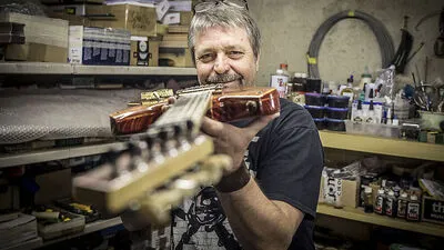 Vor drei Jahren begann Caruso mit dem Gitarren bauen