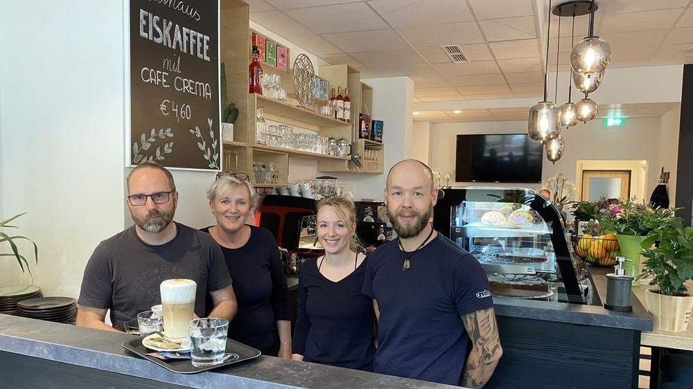 Die Rathaus-Café-Familie: Manfred mit Sabine Bachlechner sowie Tatjana und Roland Ronacher (von links)