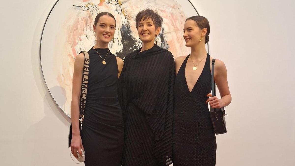 Designerin Christa Franz mit den Model-Zwillingen Claudia und Giulia Bonetti auf einer Modenschau in Wien