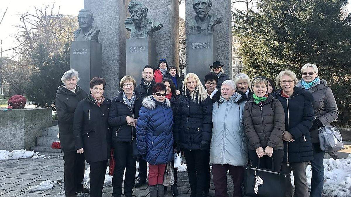 Ein Teil der Gruppe um Elisabeth Grossmann (Mitte) in Wien