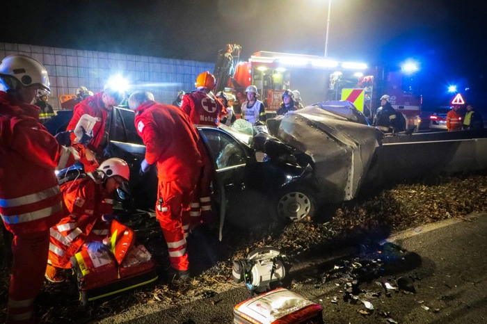 Dabei wurde der Fahrzeuglenker schwer verletzt und laut Angaben des Notrufers in dem Unfallwrack eingeklemmt.