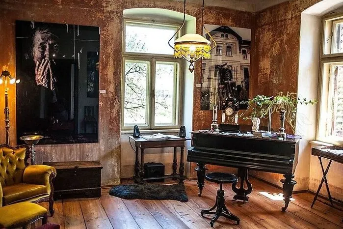 An der Wand links hängt das August-Porträt von Sennerin Fini.