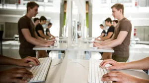 Softwareentwicklerin und Softwareentwickler - gerade jetzt zeigt sich: ein Beruf mit großer Zukunft!