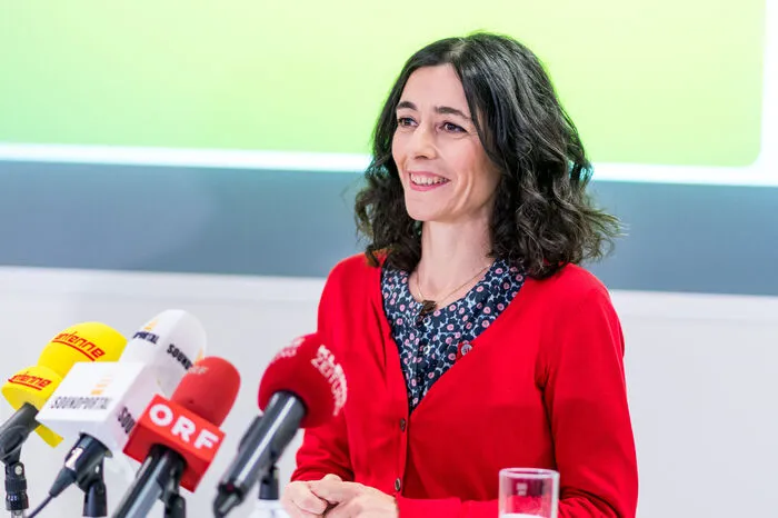 Sandra Krautwaschl (geb. am 4. November 1971) arbeitet als ausgebildete Physiotherapeutin seit mehr als 20 Jahren in diesem Bereich in Graz und Umgebung. Sie ist für die Grünen seit 2010 im Gemeinderat von Eisbach bzw. nach der Fusion nun in Gratwein-Straßengel und im Landtagsklub unter anderem für die Bereiche Umwelt, Soziales und Gesundheit zuständig. Bekannt wurde sie durch ihr Buch "Plastikfreie Zone". Krautwaschl gilt als Umwelt-Vordenkerin und hat innerhalb der Partei überzeugt. Im Jänner 2019 kam es zur Rochade an der Spitze der steirischen Grünen: Lambert Schönleitner, der 2015 bei der Landtagswahl nur mäßigen Erfolg verbuchen konnte, übergab das Zepter an Krautwaschl, die nun den günstigen Windschatten der Nationalratswahl nützen soll. Die 47-Jährige ist verheiratet und hat drei Kinder, mit denen sie weitgehend plastikfrei lebt. Sie selbst bezeichnet sich als "radikale Optimistin" und gilt als "Öko-Aktivistin". Krautwaschl im Gespräch mit Claudia Gigler: "Nachhaltig zu leben darf kein Luxus sein."