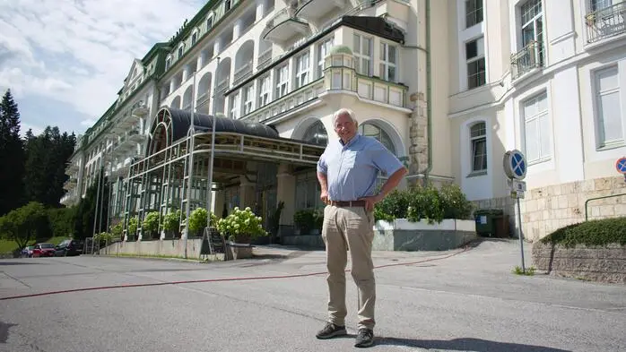 Eduard Aberham vor seiner jahrzehntelangen Wirkungsstätte: 27 Jahre lang führte er das Grand Hotel Panhans