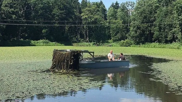 Das von den Schülern konstruierte Mähboot bei einer Testfahrt