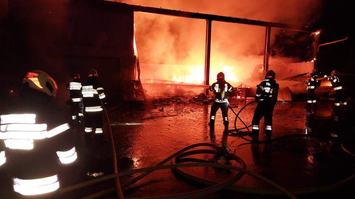 Feuerwehr löscht Großbrand, Wirtschaftsgebäude | Insgesamt 126 Feuerwehrmitglieder standen im Einsatz, den Brand rasch zu löschen