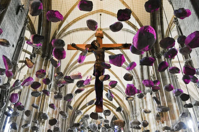 Das Thema Steine wurde nicht zufällig gewählt, erklärte Faber. Dabei verwies er auf den Namenspatron des Domes, den heiligen Stephanus. Dieser wurde wegen seines Glaubens zu Tode gesteinigt und gilt als erster Märtyrer des Christentums. Auch in der Heilige Schrift, der Bibel, findet das Symbol des Steins immer wieder Erwähnung.  