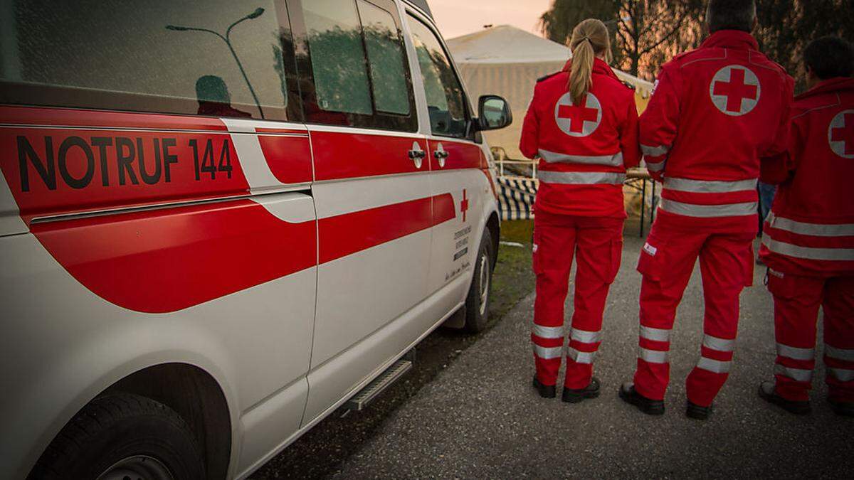 Der mann wurde mit der Rettung ins Krankenhaus gebracht