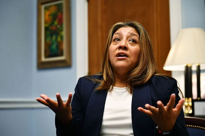 Die 46 Jahre alte Victorina Morales gab zeitgleich ein Interview: Die ehemalige Angestellte in Trumps Golfkrieg hatgte fünf Jahre lang Trumps Bett gemacht, seine Toilette geputzt und seine Trophäen abgestaubt - ohne eine legale Aufenthaltsgenehmigung zu besitzen.
