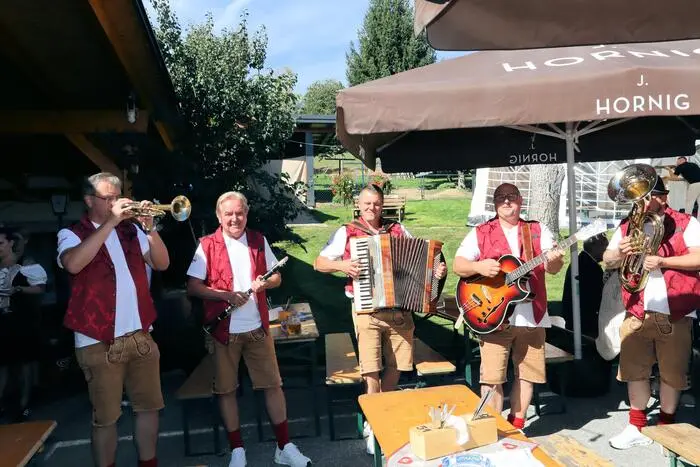 Musikalisch sorgten die Mitglieder der bekannten Gruppe „Alpenland-Power“ mit flotten Klängen und stromlos für beste Stimmung bei den zahlreichen Gästen. 