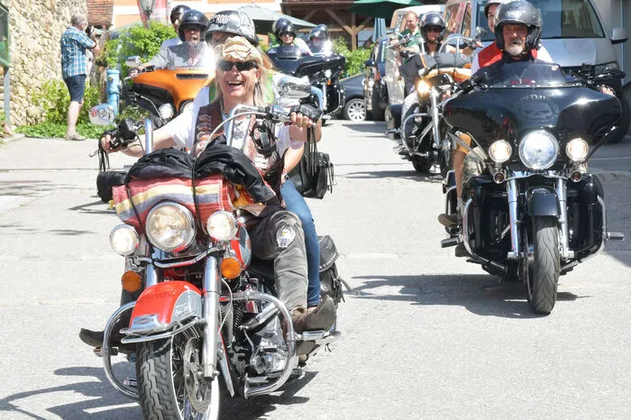 Auch eine Harleygruppe verschlug es zum Apfelblütenfest