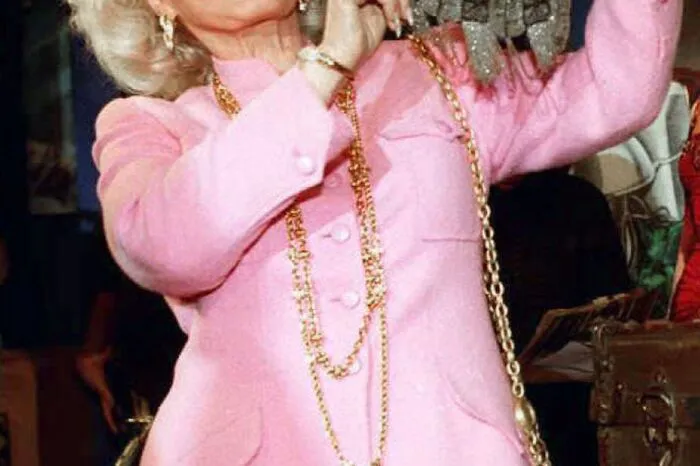 Um ihr Geburtsjahr machte die Schauspielerin aber immer ein Geheimnis. Wahrscheinlich wurde Zsa Zsa Gabor am 6. Februar 1917 als Zsuzsanna Sari Gabor in Budapest geboren, aber auch 1918, 1919 oder sogar 1926 werden als Geburtsjahre gehandelt.