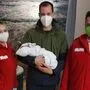 Vater Hannes Hamilton mit seiner Esther und den Rettungssanitätern Benedikt Fladischer und Clara Bacher 