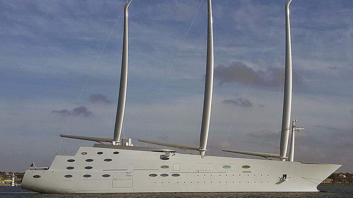 Die 143 Meter lange Segeljacht liegt weiter im Hafen von Triest 