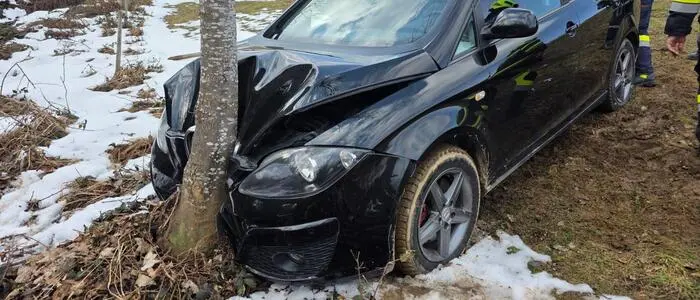 Der Pkw prallte frontal gegen einen Baum