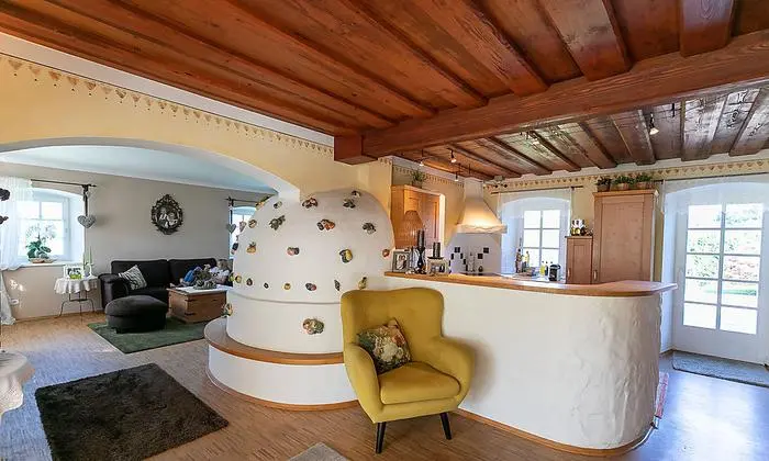 Die Holzdecken wurden in einem alten Bauernhaus demontiert und in den Wohnbereich integriert