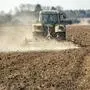 IMAGO Nature: Unsere Erde, Umweltprobleme, Bodenerosion Problem Trockenheit, Landwirt mit Traktor auf dem Acker, wirbelt Staubwolken auf, Nähe München, 24. März 2022 Deutschland, Nähe München, 24.03.2022, Trockenheit, anhaltende Trockenheit, Bauer pflügt mit Traktor das Feld, wirbelt Staub auf, Staubwolken, Staubwolke, Acker, Boden ist trocken, Landwirt, Landwirtschaft, Problem, Wetter, Klima, Frühling, März 2022, Bayern, *** Problem drought, farmer with tractor on the field, swirls up dust clouds, near Munich, 24 March 2022 Germany, near Munich, 24 03 2022, drought, persistent drought, farmer plows the field with tractor, swirls up dust, dust clouds, dust cloud, field, soil is dry, farmer, agriculture, problem, weather, climate, spring, March 2022, Bavaria,