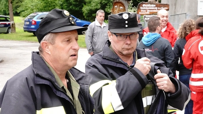 Einsatzleiter Norbert Brunner (li) vor der Übung 
