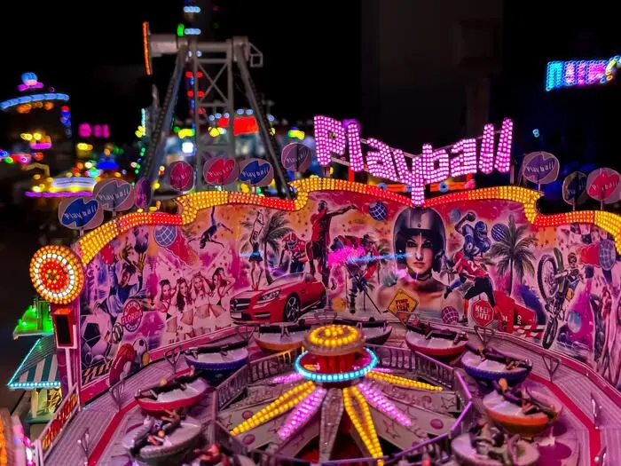 „Playball“ auch als „Flipper“ bekannt, ist einer seiner Lieblingsfahrgeschäfte abseits seines Favoriten „Nightfly“