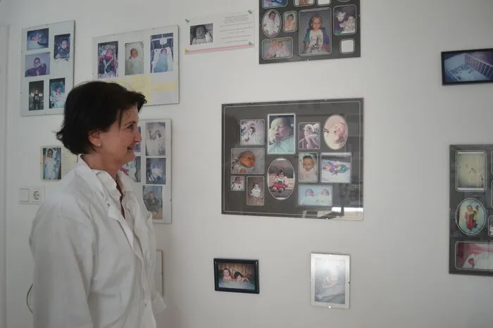 In den gesamten Räumlichkeiten, vom Empfang über den Warteraum bis zu den Behandlungszimmern, hängen Bilder von Neugeborenen und Geburtskarten, alle mit herzlichen Dankesworten, gerichtet an Henriette und Wolfgang Motter