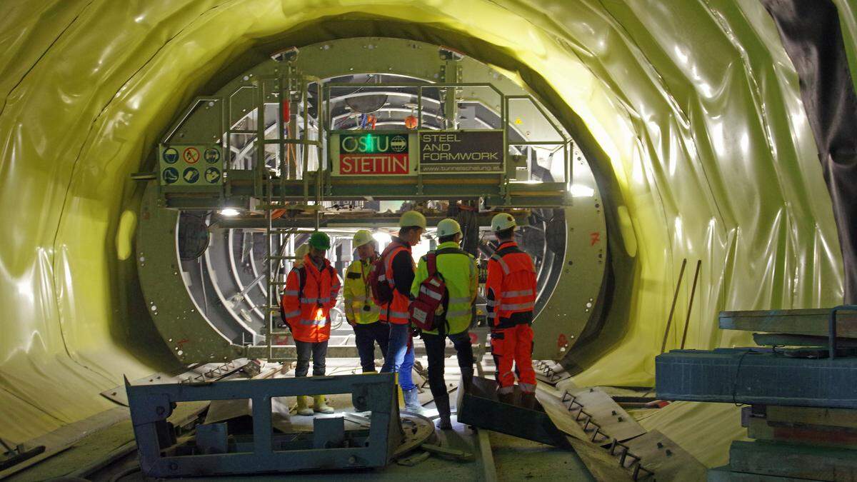 Bei Arbeiten am Basistunnel wurde ein Arbeiter eingeklemmt