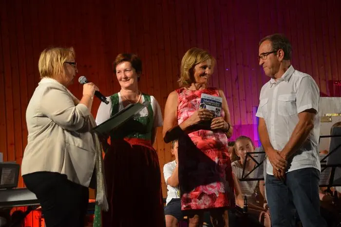 Pflichtschulinspektorin Juliane Müller (links) bedankte sich im Besonderen bei Anna Peer (zweite v. l.) und Josef Übelleitner (rechts), die bereits mit Direktorin Buchgraber vor 55 Jahren gemeinsam an der Volksschule Anger eingeschult wurden. Nun, nach mehr als 30 Jahren an der Schule können die beiden Pädagogen trotz voller Frische nun ihre Pension antreten.