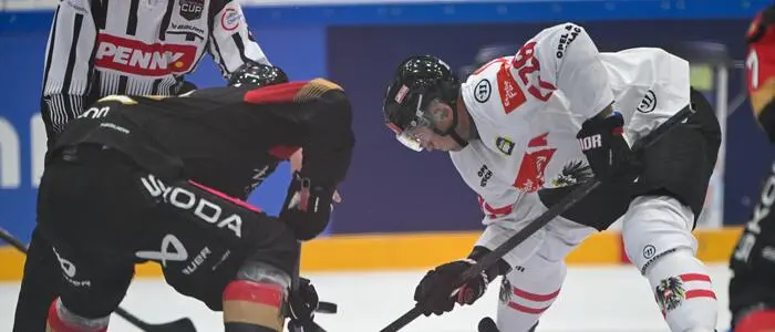 Mario Huber zeigt als Center am Bullypunkt und vorm Tor auf