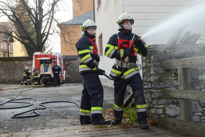 Die weiteren Herausforderungen liegen darin, dass jeder Teilnehmer eine Frage aus dem Feuerwehrwesen beantworten muss, sowie einen Ausrüstungsgegenstand des eingesetzten Fahrzeuges bei geschlossenen Türen und Rollos auf eine handbreite Abweichung bestimmen zu können.
