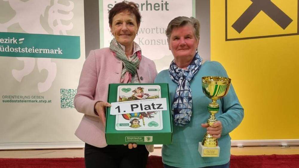 Landwirtschaftskammer-Vizepräsidentin Maria Pein mit der stolzen Siegerin Barbara Theißl aus Raabau
