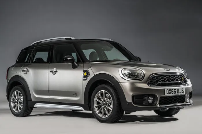 Der Countryman kann auch rein elektrisch fahren – im Modus „Max eDrive“ mit einer Höchstgeschwindigkeit von 125 km/h und einer Reichweite von bis zu 40 Kilometern. Außerdem kann der Modus „Save Battery“ gewählt werden, damit genügend elektrische Energie für ein späteres lokal emissionsfreies Fahren zur Verfügung steht. Ist der Mini mit einem Navigationssystem ausgestattet, sorgt bei aktivierter Zielführung das vorausschauende Energiemanagement dafür, dass geeignete Streckenabschnitte rein elektrisch gefahren werden.