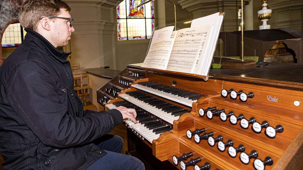 Organist Peter Tiefengraber