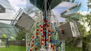 Optisch anregende Klanginstalltaion im Domenig Steinhaus