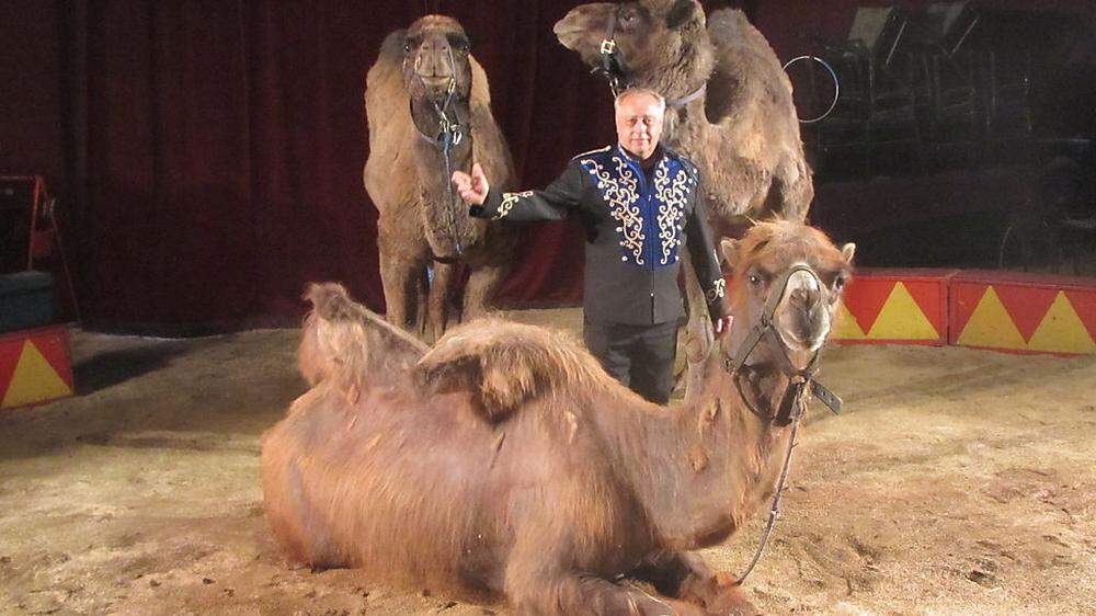 Zirkusdirektor Hans Peter Althoff mit seinen Tieren. 