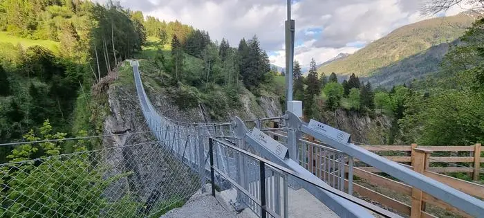 In Virgen überspannt eine Hängebrücke die 800 Meter lange Iselschlucht