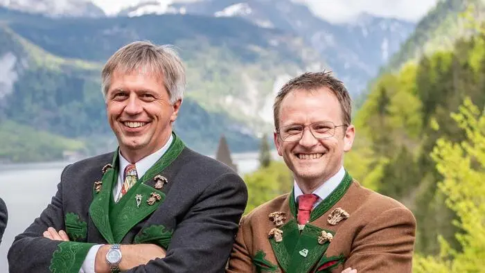 Narzissenfestvereinsobmann Rudolf Grill (l.) und Stellvertreter Siegfried Zink auf einem gemeinsamen Bild am Beginn ihrer Tätigkeit 2019