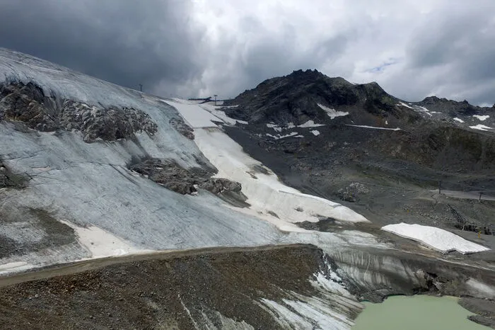 Dabei setzen die Bergbahnen neben dem Abdecken von Schneeflächen vermehrt auf Schneedepots - dem sogenannten Snowfarming. Im Bild die Situation am Rettenbachferner.