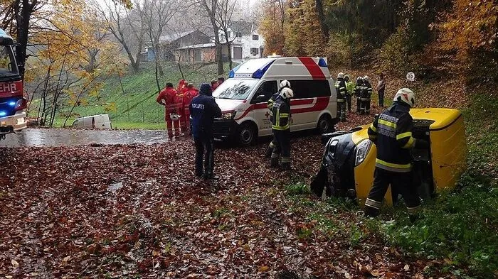 Die Feuerwehr barg die Lenkerin aus dem Fahrzeug in Loipersdorf