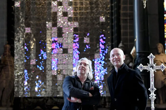 "Wenn man hereinkommt, sieht man einen Himmel voller Steine", beschrieb Dompfarrer Toni Faber die Installation am Dienstag bei der Präsentation. Zu sehen ist sie bis Pfingstmontag (10. Juni) - in drei verschiedenen Lichtstimmungen, die mit der Liturgie einhergehen: violett in der Fastenzeit, Gold zu Ostern und rot in der Pfingstzeit. Angst vor einem herunterfallenden Objekt müssen die Besucher nicht haben, denn: Die Steine sind aus Papier und Karton gefertigt.  