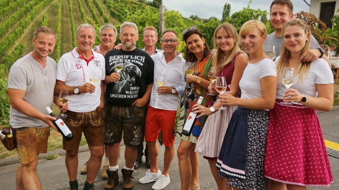 Klöchs Bürgermeister Daniel Tegel (l.) mit gut gelaunten Festgästen.