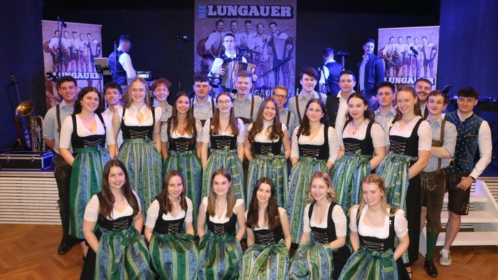 Die LJ Straßburg aus dem Bezirk St. Veit eröffnete mit ihren Volkstänzen das Reichenfelser Osterkränzchen