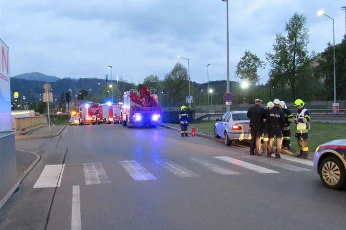 Aus unbekannter Ursache stieß ein Pkw gegen den mittleren Ampelmasten, dabei wurden zwei Personen unbestimmten Grades verletzt. Die Unfallstelle wurde abgesichert, ausgeleuchtet und die ausgelaufenen Betriebsmittel gebunden.