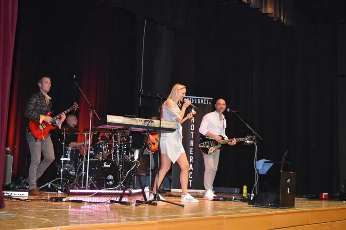 Die Band „Brotheract“ lockte mit einer bunten Palette aus Pop und Rock Klassikern Jung und Alt auf die Tanzfläch...