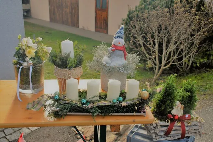 Die Besucherinnen und Besucher hatten die Möglichkeit, steirische Erzeugnisse, Handwerkskunst, allerlei Weihnachtsschmuck sowie Adventkränze an den einzelnen Ständen der sieben heimischen Ausstellern rund um die Marktgemeinde Hartmannsdorf zu bewundern.