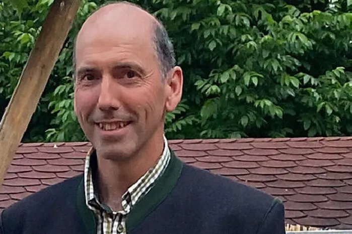 Klemens Danklmayer, Vater, Birnberg bei Haus im Ennstal: An vielen Tagen war das Internet belastet und die ganze Familie war gereizter als sonst. Auch der Kühlschrank war schneller leer. Ich freue mich aber über meine drei Kinder, die in Berufsschule, Maturaklasse und Landwirtschaftsschule selbstständig gearbeitet haben und ausgezeichnete Schulabschlüsse verzeichnen konnten. Am stärksten in Erinnerung ist mir geblieben, dass die Familie auch an vielen Wochentagen ein gemeinsames Frühstück genießen konnte. Das war natürlich nur durch Homeschooling möglich. Anders als zuvor, wo wir Eltern meistens allein am Küchentisch gesessen sind. Die Zeit mit der Familie hat im vergangenen Jahr einen neuen Stellenwert eingenommen.