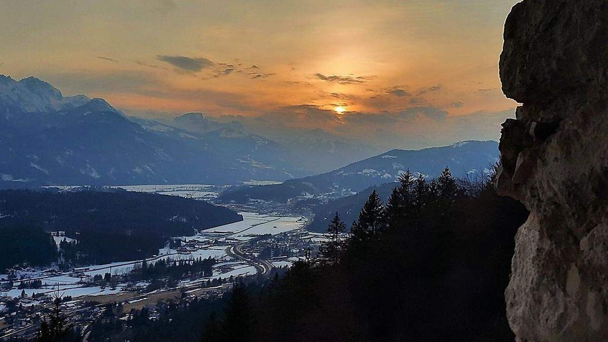 Erst frühlingshafte Temperaturen, dann Schnee, jetzt Wind: Das Wetter spielt scheinbar verrückt, sorgt aber für tolle Fotomotive, wie das Bild von Leserreporterin Evelyn Grafenauer aus dem Gailtal beweist