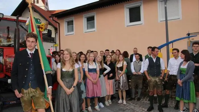Nach der Feierstunde zum Bezirkserntedankfest am Vormittag war der Dorfplatz von Kainach am Nachmittag wieder gerammelt voll von Menschen, welche voller Vorfreude den Umzug der Erntewägen erleben wollten.