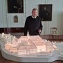 Prior Pater Gerwig Romirer vor dem Modell des Stiftes St. Lambrecht