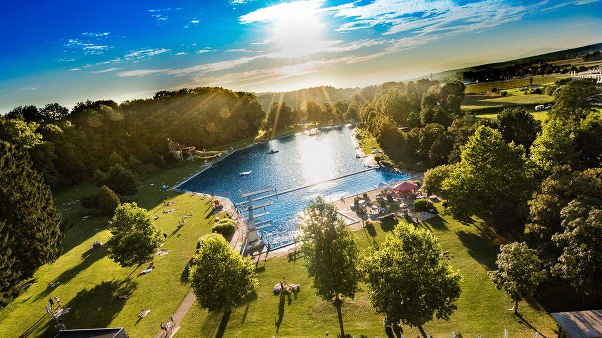 Auf dem Sprungturm im Freibad Fürstenfeld wurde kein Abstand gehalten