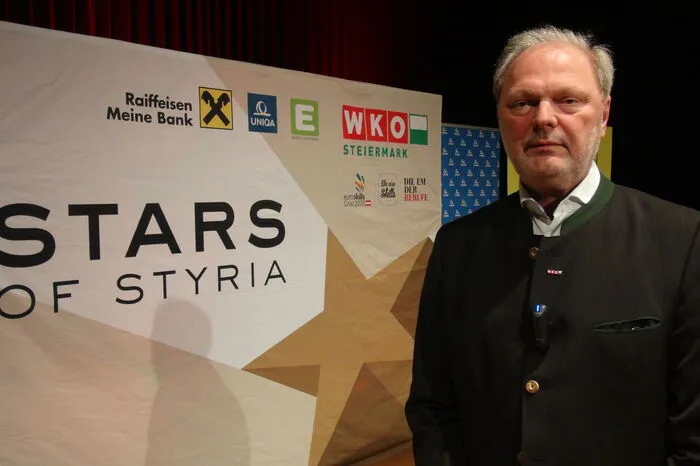 Mit dabei waren auch Johann Lampl und Josef Majcan von der Wirtschafstkammer-Regionalstelle. Die WKO-Regionalstelle Südsteiermark holte bereits zum zehnten Mal, mit Unterstützung von den Sponsoren Uniqa, Raiffeisen und Energie Steiermark, ausgezeichnete Lehrlinge und neue Meister auf die Bühne des Strasser Kultursaales.